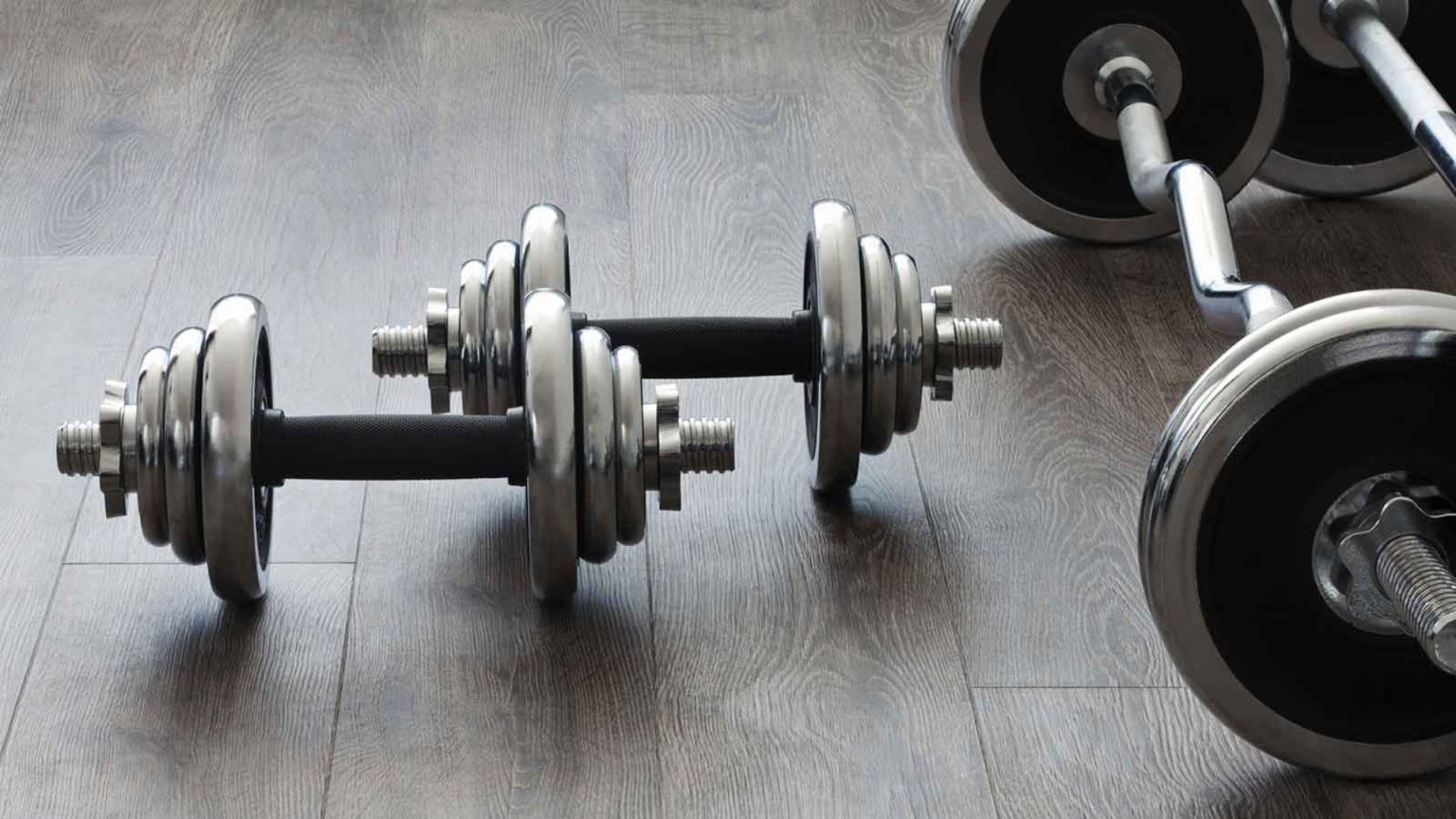 Perbedaan Barbel dan Dumbel yang Harus Kamu Tahu Akizaku Olahraga