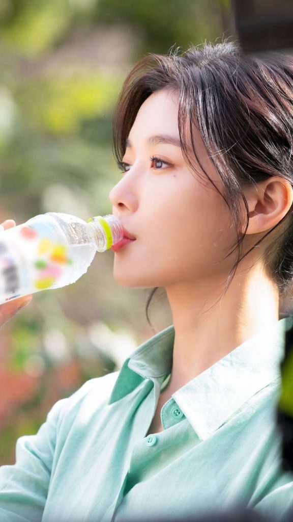 Minum Air Putih yang Cukup Tiap Hari (Model Artis Kim Yoo Jung)